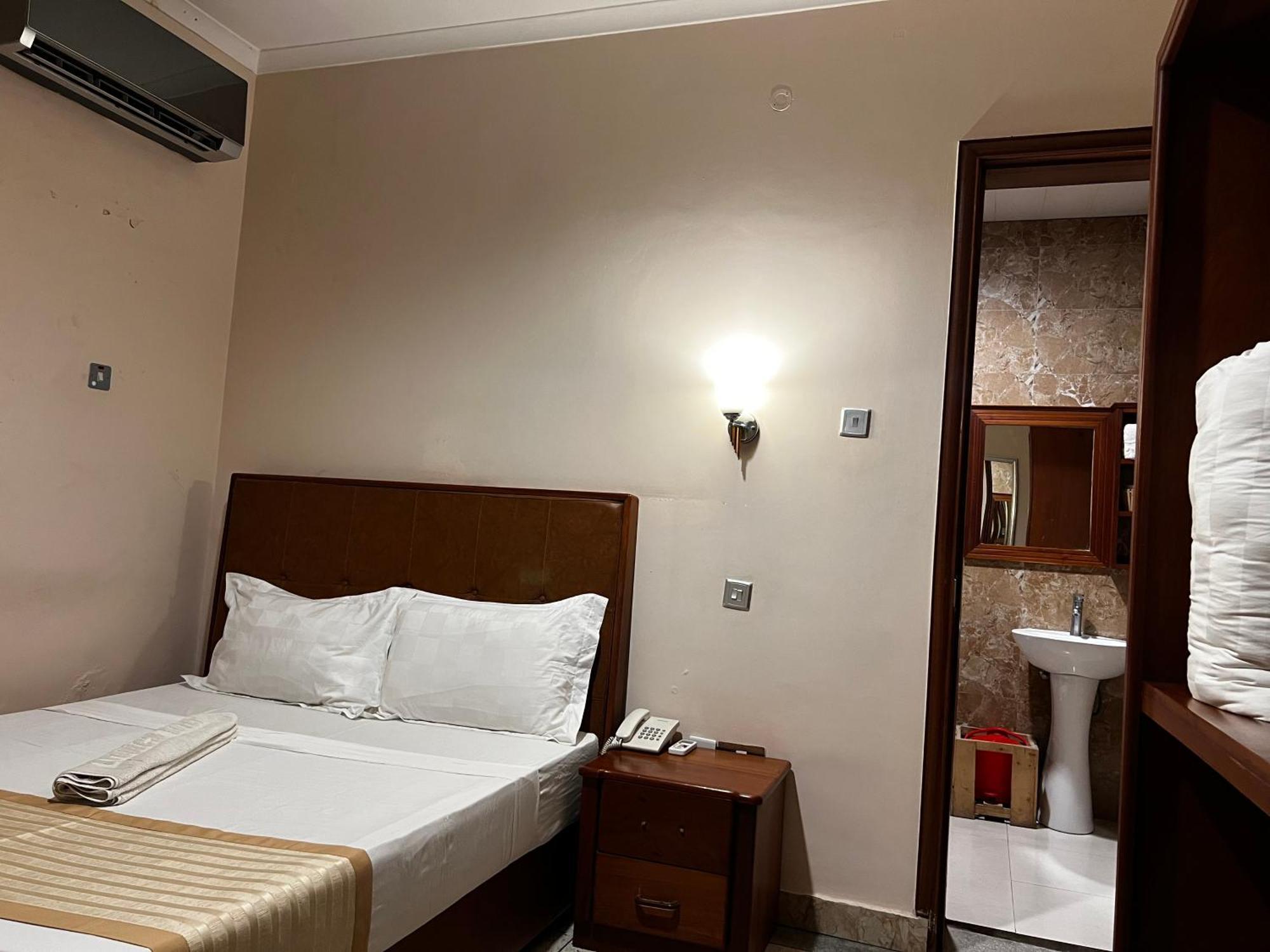 K27 Premier Backpackers Hostel Dar es Salaam Exterior photo